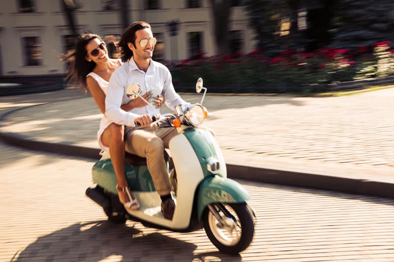 people-on-vespa80xx533